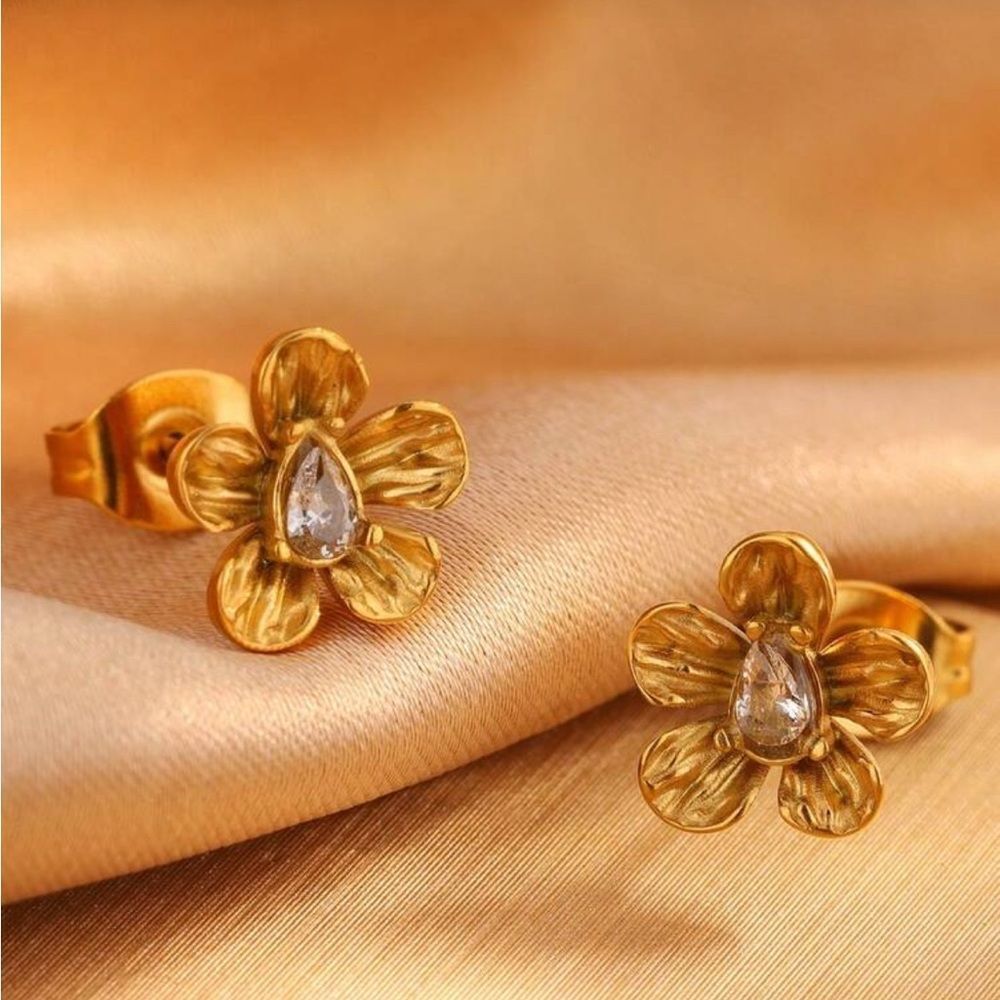 Gold Flower  Earrings Q339